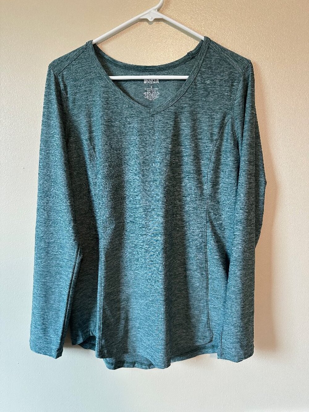 Duluth Trading Long Sleeve V-neck Athletic Shirt Green size medium